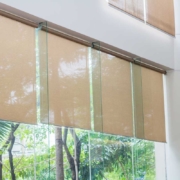 rollladen ahrensburg - bodentiefe fenster mit hellbraunen innenrollladen