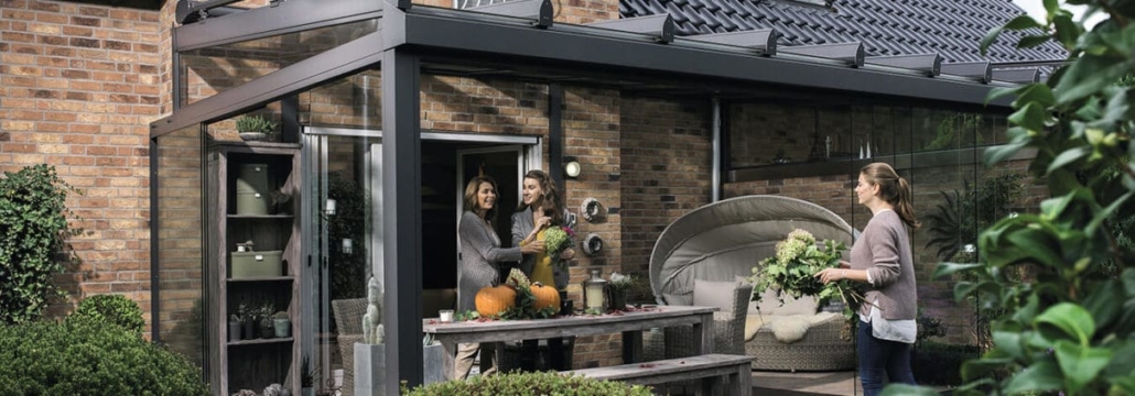terrassenueberdachung ahrensburg - dunkelgraue terrassenueberdachung ueberdacht die terrasse eines einfamilienhauses