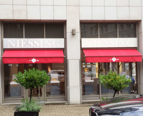 Markisen Hamburg - Juwelier mit roten Markisen zur Überdachung des Eingangsbereichs